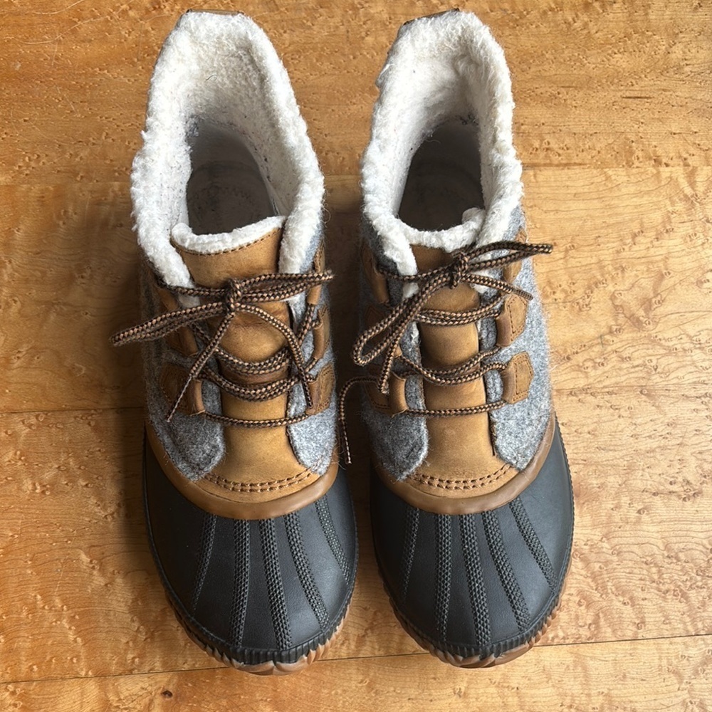 Sorel out and about felt women’s sneakers size 12